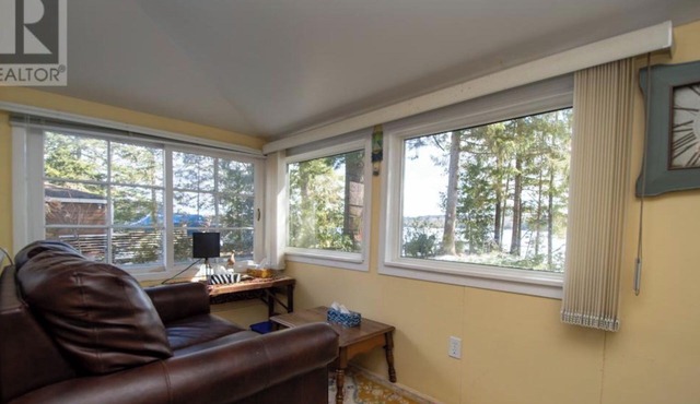 Cozy, Modern Year-Round Lakefront Cottage with 100ft Shoreline and Stunning View