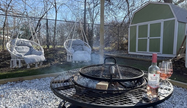 Cozy Mosaic Cottage minutes from Lake Erie!