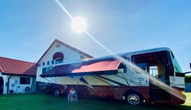 COZY MOTOR HOME.