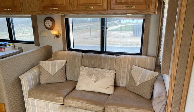Cozy Motorhome with WiFi, two bathrooms, full kitchen in charming Garden City TX