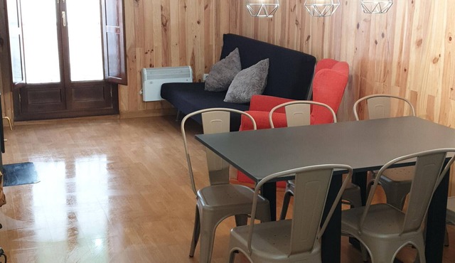 Cozy Mountain Apartment with Fireplace near Astun & Candanchu Ski Resorts
