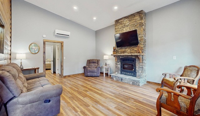 Cozy mountain cabin with fire pit, outdoor kitchen & scenic yard