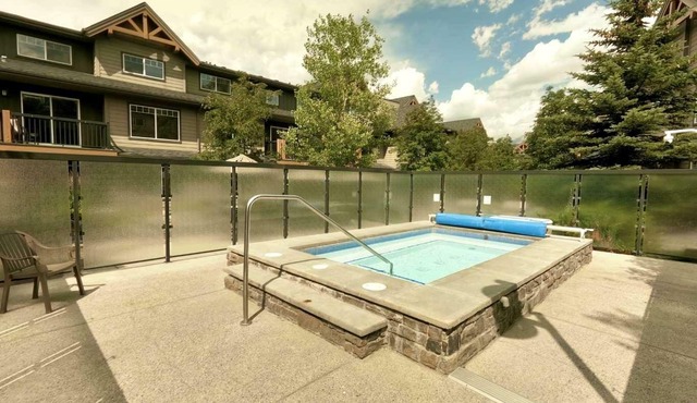 Cozy mountain retreat - Outdoor Hot Tub Access.