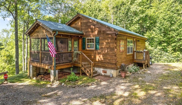 Cozy Mountain Cabin - Amazing View! Central heat/AC, fireplace, firepit
