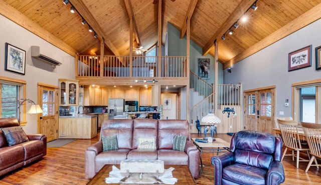 Cozy Mountain Cabin Close to Town