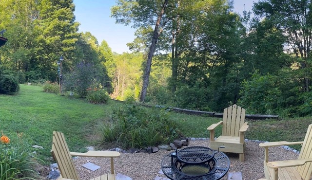Cozy mountain cabin retreat in the beautiful Nantahala mountains!
