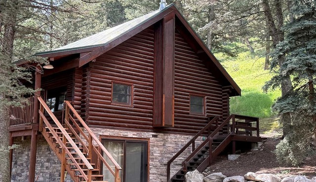 Cozy Mountain Cabin with Jacuzzi Near Ennis Lake in McAllister, Montana