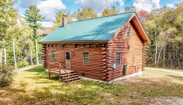 Cozy mountain cabin w/Mountain View, hot tub, game room, and adventure for all