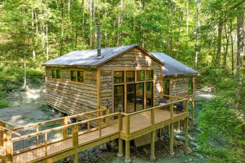 Cozy Mountain Cabin with Fireplace, Creekside Views, Outdoor Fire Pit in Hot Springs