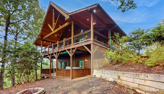 Cozy mountain cabin with hot tub, fire pit & stunning views