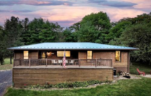 Cozy Mountain Cabin with Hot Tub & Scenic Views in Stanley, Virginia