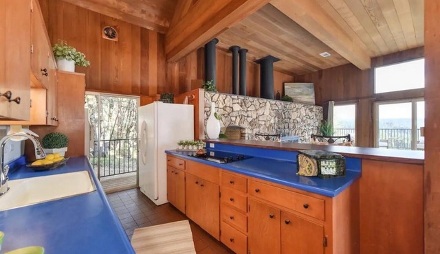 Cozy mountain chalet surrounded by Tahoe National Forest with a stunning view