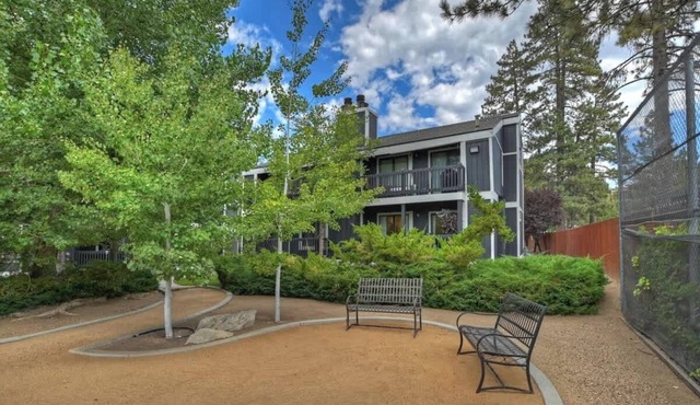 Cozy Mountain Condo Community Pool & Jacuzzi Pet-Friendly