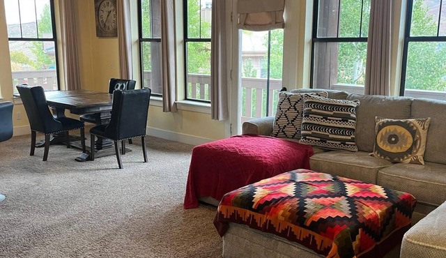 Cozy Mountain Condo : Close to Woodward, Shops and Dining