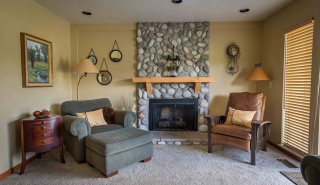 Cozy Mountain Condo — Free Transit, Hot Tub, & Garage Parking