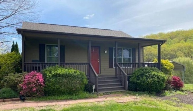 Cozy Mountain Cottage -Pet Friendly, Brew Ridge Trail!