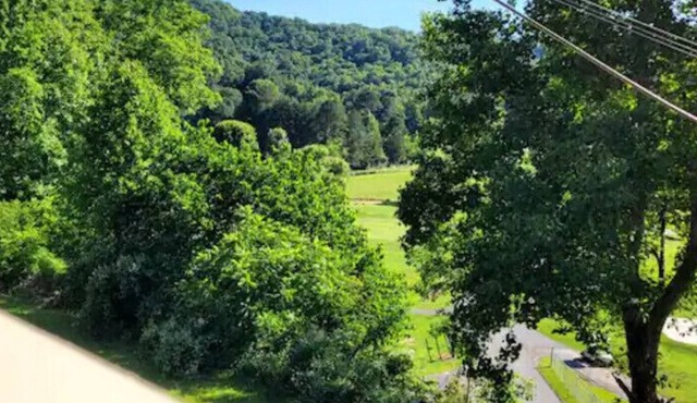 Cozy Mountain Cottage Overlooking Golf Course