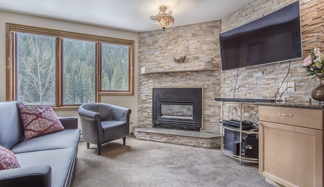 Cozy Mountain Escape for families. With ski in/ski out, pool & hot tub access