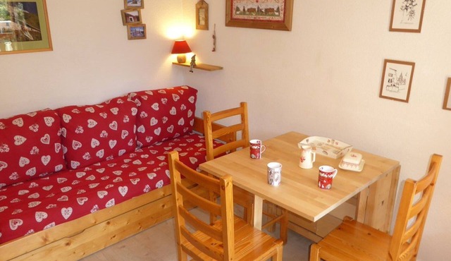 Cozy Mountain Apartment - Sleeps 4, South-Facing, Central Location, Close to Ski Lifts, Pool Access