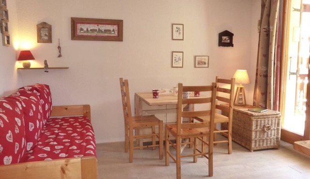 Cozy Mountain Apartment - Sleeps 4, South-Facing, Central Location, Close to Ski Lifts, Pool Access