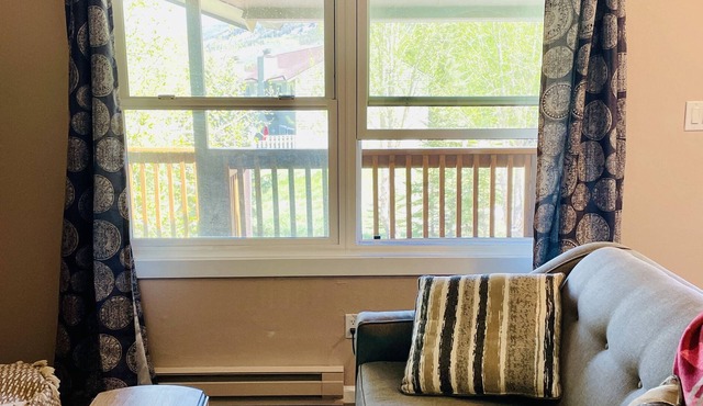 Cozy mountain get-away near walk/bike trails!