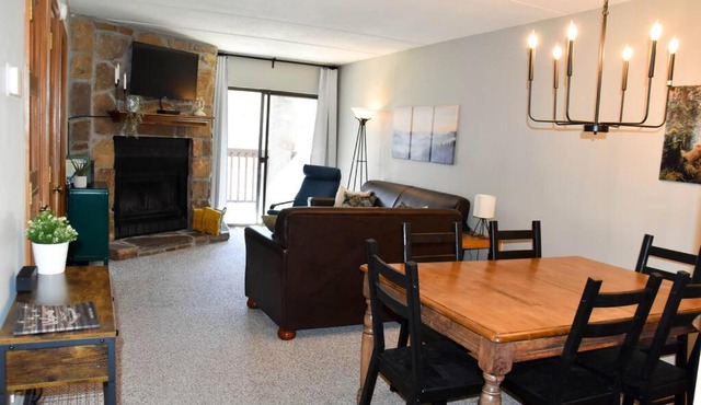 Cozy Mountain Getaway! Mountain views! 2 bed, 2 bath, Sleeps 6