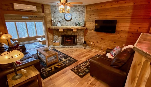 Cozy Mountain Getaway w/Hot Tub at Seven Springs Resort