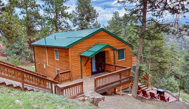 Cozy Mountain Getaway with Stunning Views!