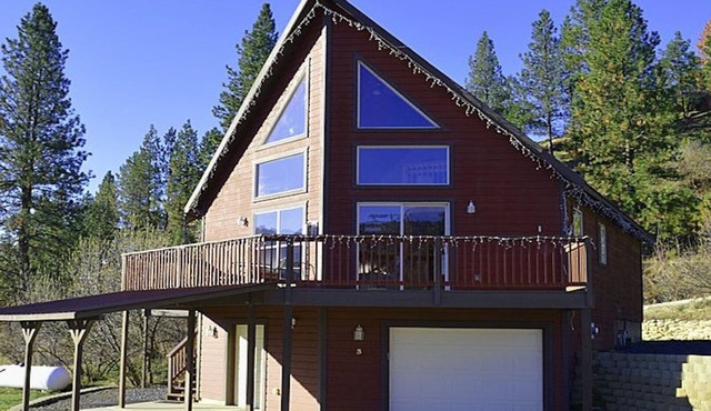 Cozy Mountain Getaway with Scenic Views, Abundant Wildlife and Hot Tub