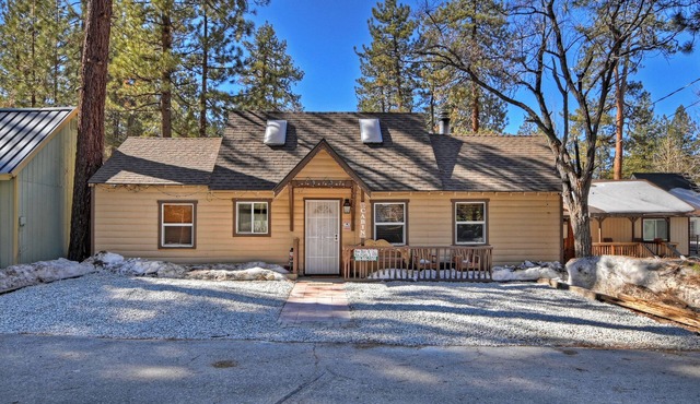 Cozy mountain haven with spa, game room, close to all Big Bear Lake attractions!