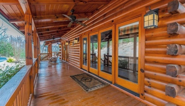 Cozy Mountain Hideaway + Hot Tub + Mins to Downtown Dahlonega