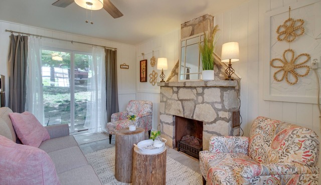 Cozy Mountain Home Cottage: Walk to Marina!