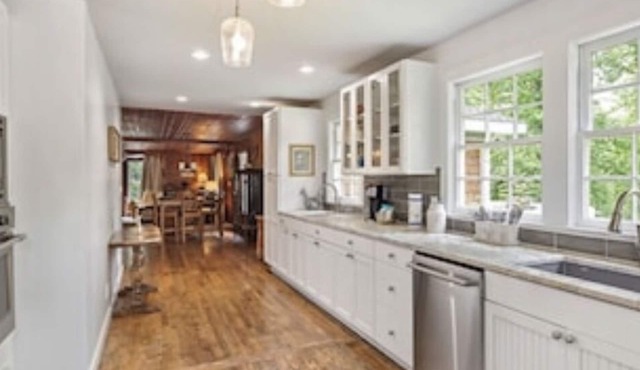 Cozy mountain home lots of privacy in downtown Lake Lure
