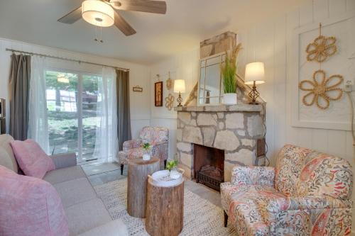 Cozy Mountain Home Cottage: Walk to Marina!