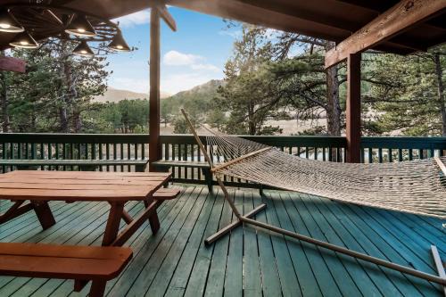 Cozy Mountain Home with Great Views, Deck & WiFi