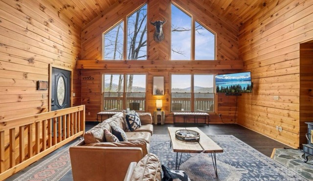 Cozy Mountain Lodge amazing views Sleeps 16 HOT TUB, NEAR SKIING, FIREPIT
