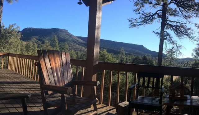 Cozy Mountain Log Cabin With Amazing Views!