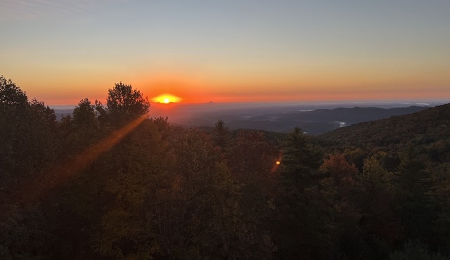 Cozy mountain retreat with spectacular view to unwind and relax. Pet friendly !