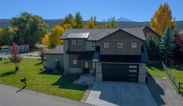 Cozy Mountain Retreat! Golf, Fish,Hot Tub, Pet Friendly, 30 miles to Aspen!