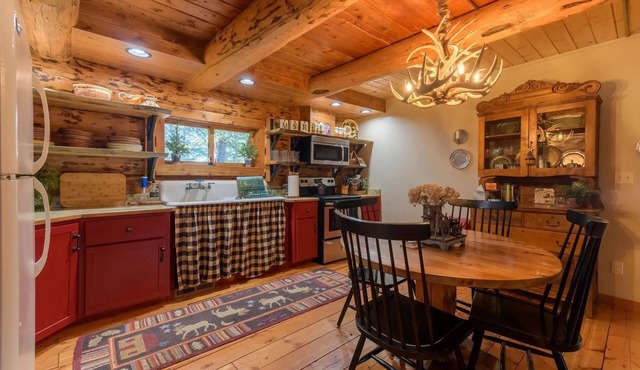 Cozy Mountain Retreat at the entrance of Montana's Ten Lakes Scenic Area