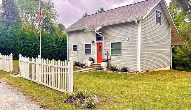 Cozy Mountain Retreat directly off BlueRidge Parkway in beautiful Sparta, NC