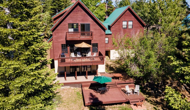 Cozy Mountain Retreat in Tahoe Donner with Large Deck and Mountain Views