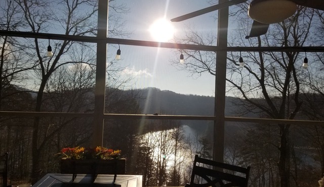 Cozy Mountain Retreat! Lake & Mountain Views, Pet friendly! Fiber internet!