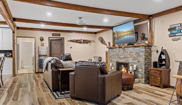 Cozy Mountain Retreat with 3 decks, huge living room, walking distance of shops