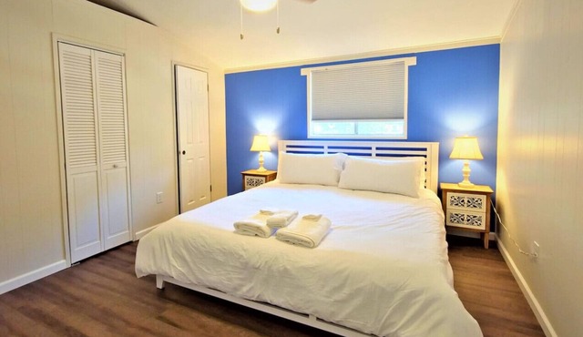 Cozy Mountain Retreat w/Views! KING Bed! Pvt Yard