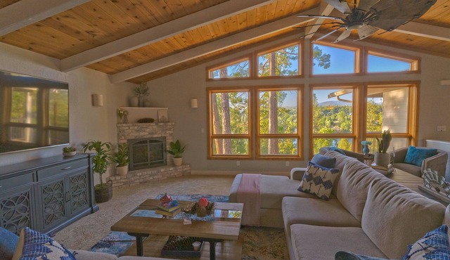 Cozy Mountain retreat with Lake views near Yosemite