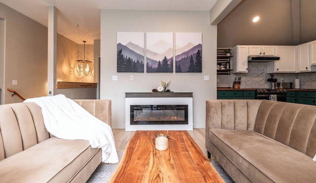 Cozy Mountain Retreat: Hot Tub, Game Room, Gym/Sauna, Perfect for Fall Getaways