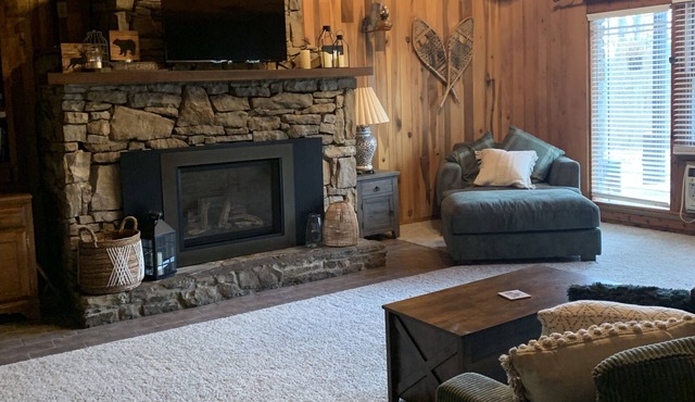 Cozy mountain retreat for large families with a pond and many open spaces.
