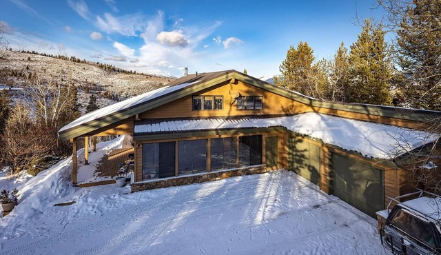 Cozy mountain retreat, views of Grand Teton, 30 minutes to JHMR and downtown.