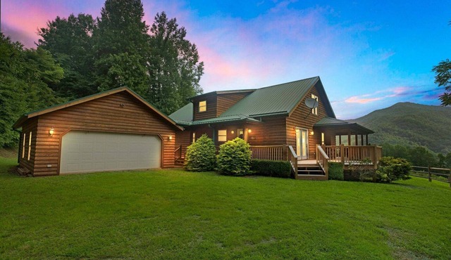 Cozy Mountain Retreat w/Scenic Views by RedAwning
